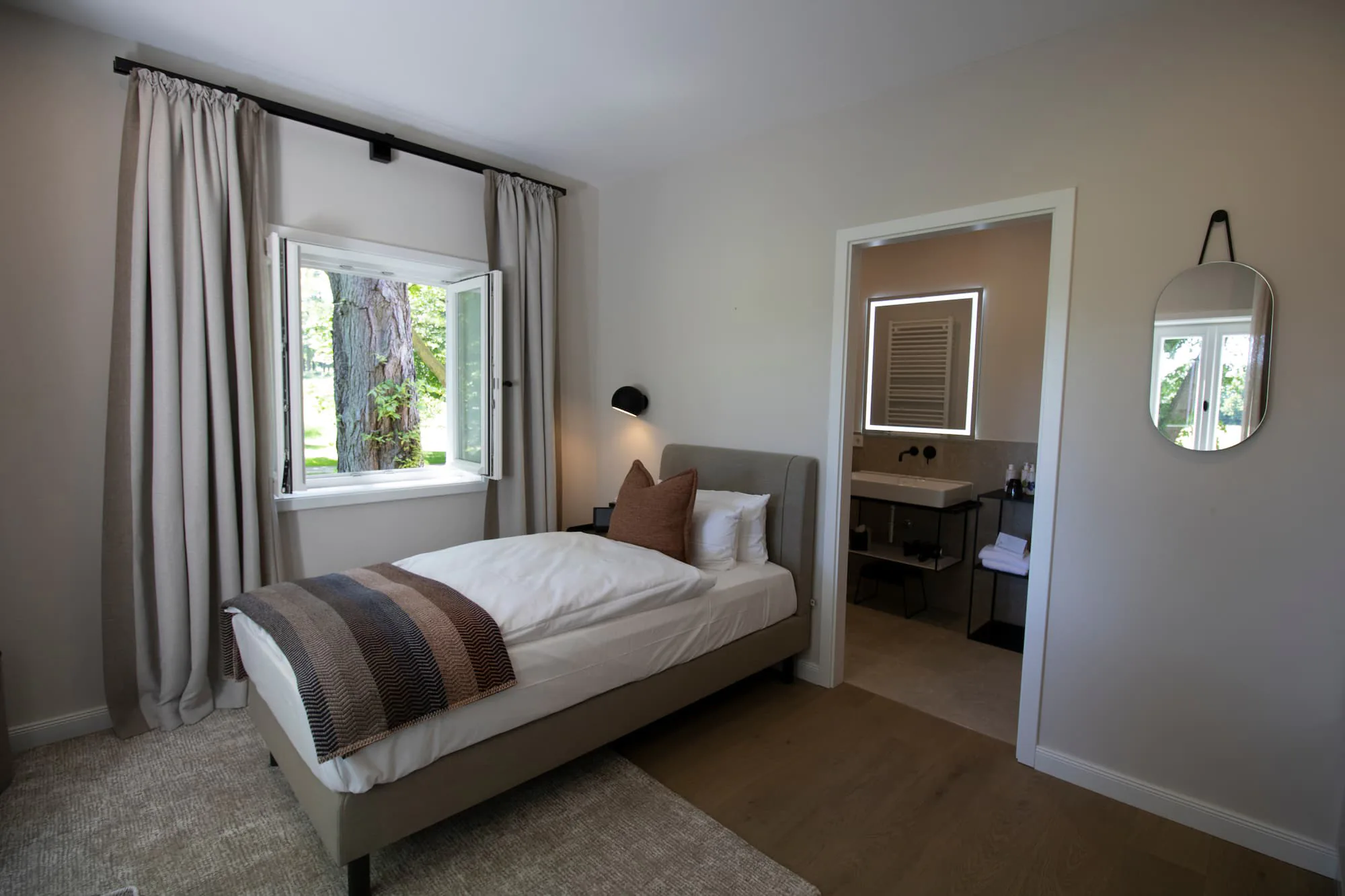 Single room and bathroom