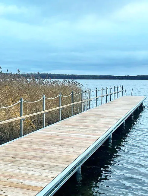 Stillness of the surrounding water